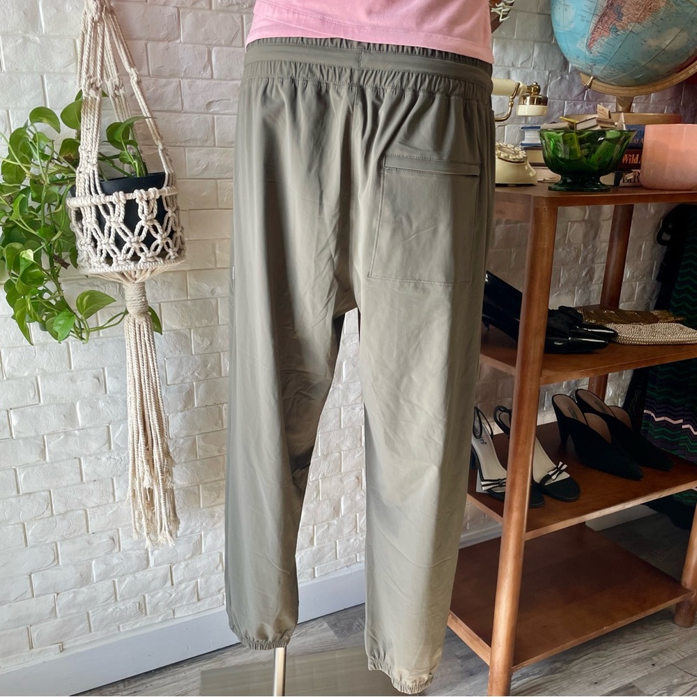 SOLD vuori Miles Jogger in Green Size Large - Picture 12 of 16